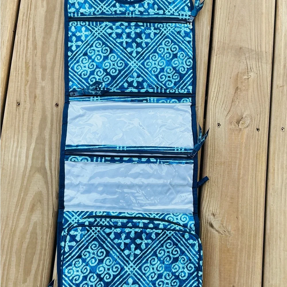 Vera Bradley travel organizer🕶️🪒🧼💊🪮🧴